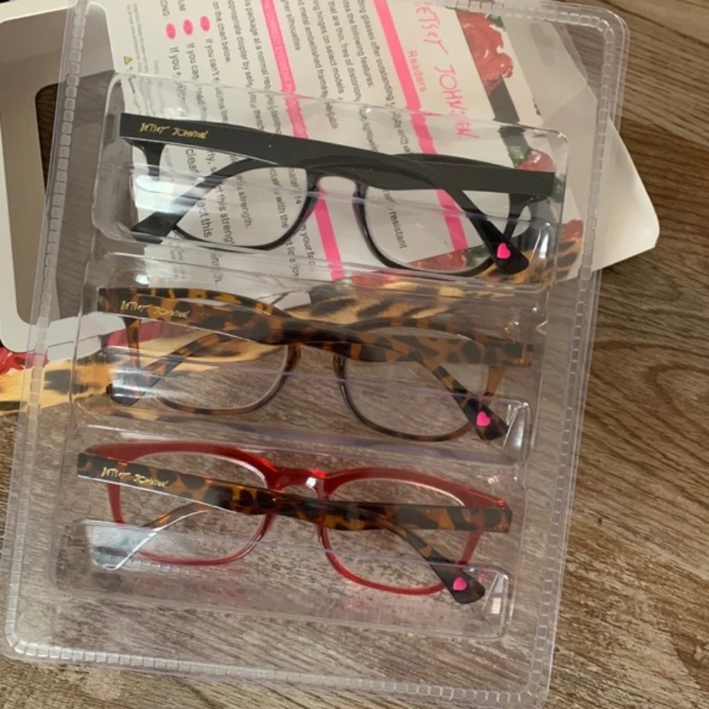 NIB BETSEY JOHNSON READING GLASSES SET